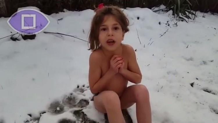 بالفيديو.. طفلة سورية “عارية” تتضامن مع أطفال وطنها بألمانيا