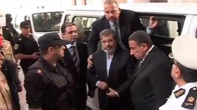 مرسي يصر على ارتداء بدلته لحضور المحاكمة والداخلية ترفض