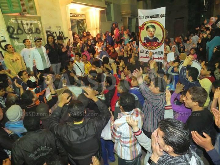 وقفة ليلة أمام منزل شهيد الفيوم”محمود الجبالى”