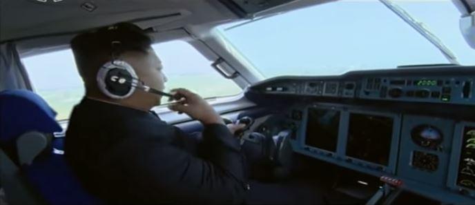 بالفيديو| رئيس كوريا الشمالية يقود طائرة