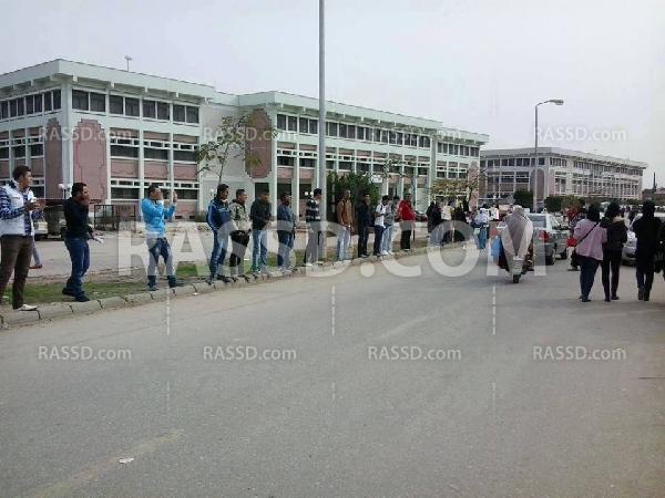 سلسة بشرية لطلاب جامعة قناة السويس للمطالبة بالقصاص للشهداء