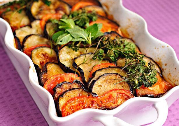 من أجل تنوع المائدة.. بالفيديو.. طريقة عمل “صينية الباذنجان بالكفتة”