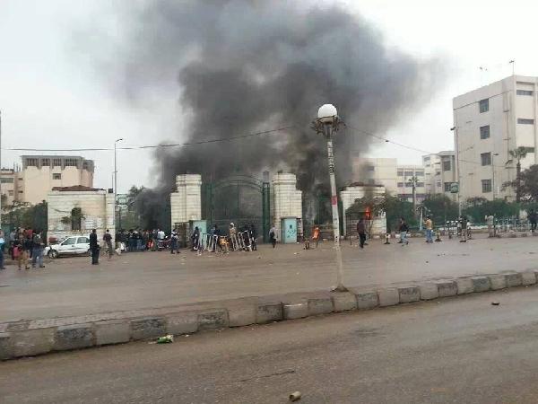 حرق “بوكس” بجامعة الزقازيق بعد الإعتداء على الطلاب