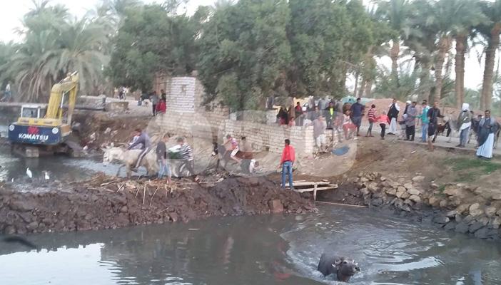 معاناة قرية الهشاترة بعد قطع الطريق الرئيسي للقرية بالفيوم