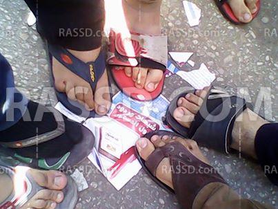 المصلون يمزقون دعاية لحزب النور بأسيوط مروجة لدستور الإنقلاب