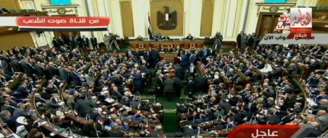 بالفيديو.. نائب لزميله في مجلس النواب: “معاك كراميلة أو أي حاجة كده”