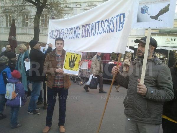 بالصور..وقفة للمصريين بالنمسا رفضا لدستور الانقلاب