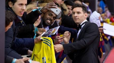 ميسي يتوج بجائزة أفضل لاعب في العالم للمرة الخامسة