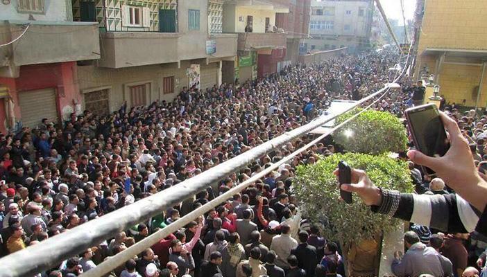 حشود غفيرة في جنازة أول مصري يبني جامعة في “قرية”.. تعرف على قصته