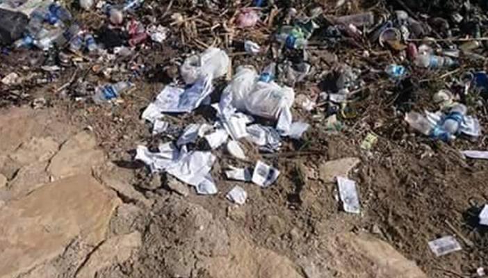 بعد سعيهم للحصول على وظيفة.. شباب ببورسعيد يجدون أوراقهم في القمامة