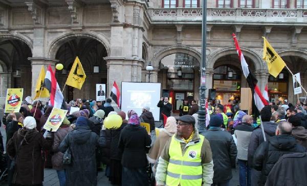 بالصور..وقفة  للمصريين بفيينا رفضا لدستور الإنقلاب