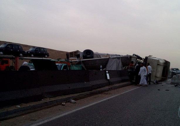 توقف الطريق الدائري في اتجاه المريوطية بعد انقلاب “مقطورة”