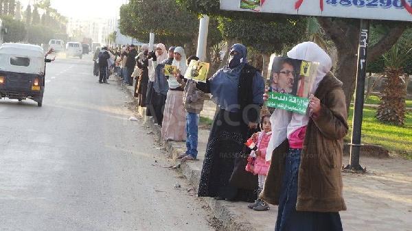 سلسلة بشرية ببرج العرب رفضًا لدستور الإنقلاب