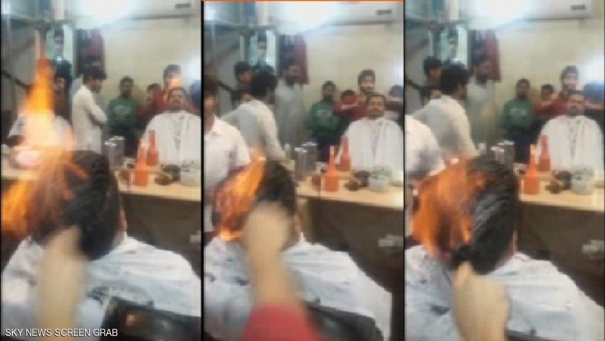 بالفيديو.. إشعال النار في شعر “الزبون”.. طريقة هندية للحلاقة