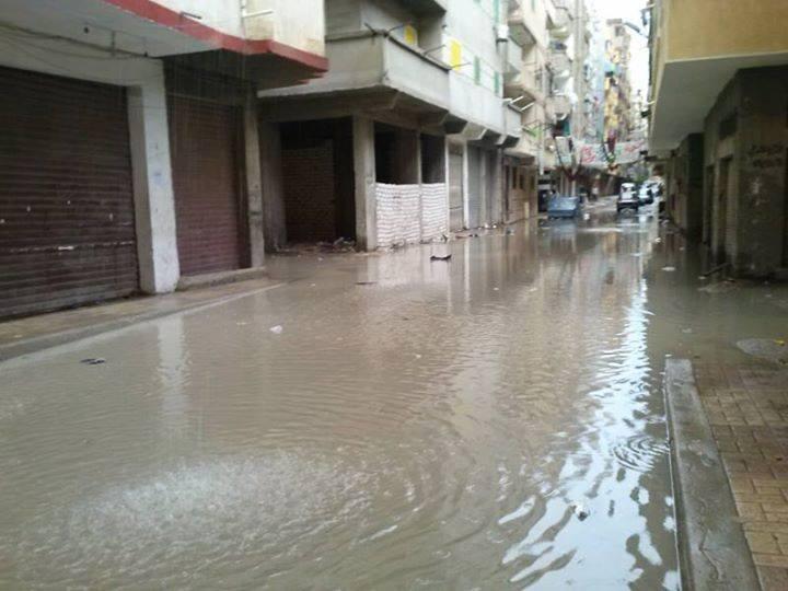 بالفيديو | أنبوب صرف صحى يغرق شارع “بن الوليد” بالإسكندرية