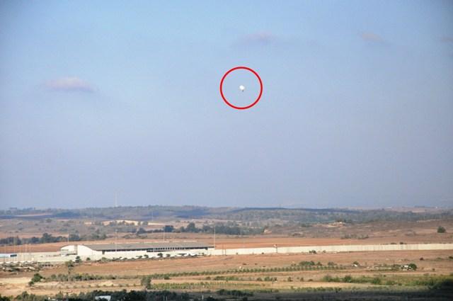 “هارئيل”: حماس تنشر بالونات مزودة بكاميرات للتجسس على إسرائيل