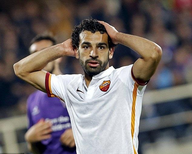 أخرها مع “السيسي”.. 3 صور لمحمد صلاح أغضبت جمهوره