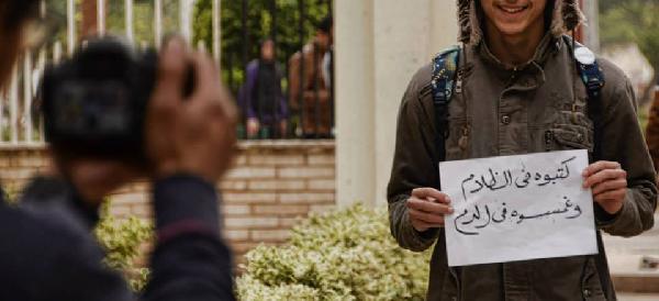 نشطاء تعليقا على الدستور:كتبوه في الظلام ..وغمسوه في الدم