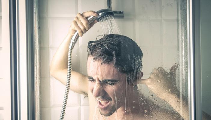 يساعد عل حرق الدهون.. تعرَّف على فوائد حمام الماء البارد في فصل الشتاء