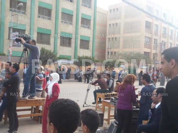 الكاميرات تصور العشرات بعيدًا عن لجان الإستفتاء بالمنصورة