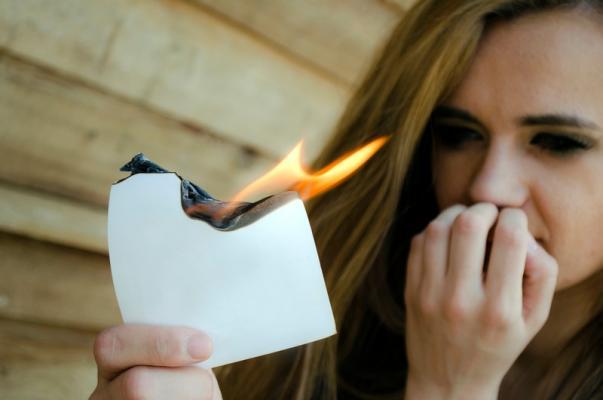 امرأة مع وقف التنفيذ