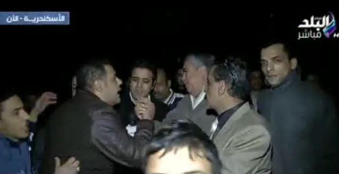 بالفيديو| مواطنون يهاجمون محافظ الاسكندرية على الهواء