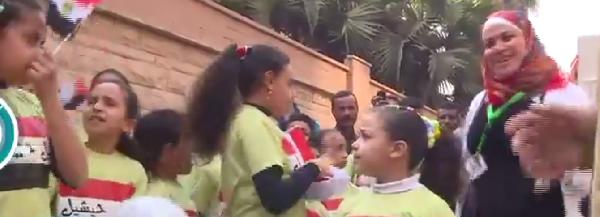 فيديو..جمعية خيرية تستخدم أطفالا يتامى للحشد للدستور