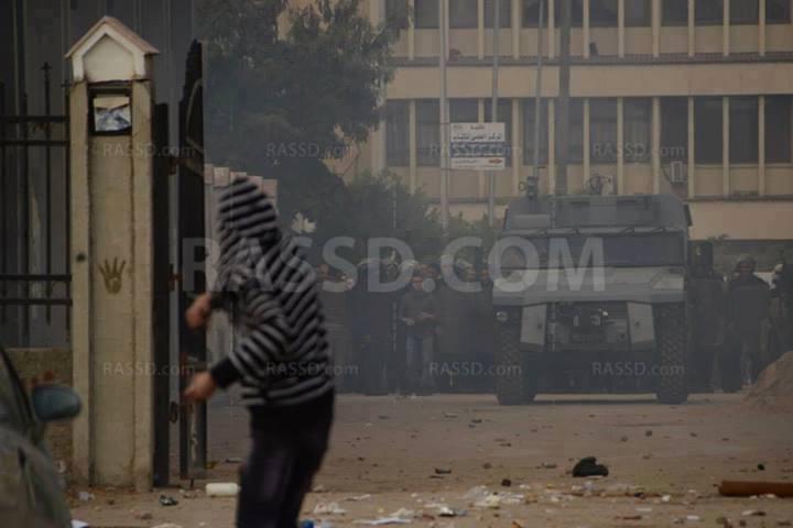 بالصور.. طلاب المنصورة يتصدون لاعتداءات الداخلية