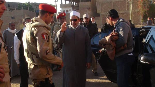 شيخ الأزهر يدلى بصوته بالأقصر فى الإستفتاء على دستورالانقلاب