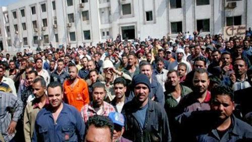 عمال “الغزل والنسيج” يواصلون الإضراب ويهددون بالتصعيد