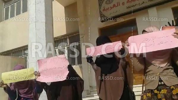 وقفة لطالبات أزهر القليوبية احتجاجا على فصل زميلاتهن