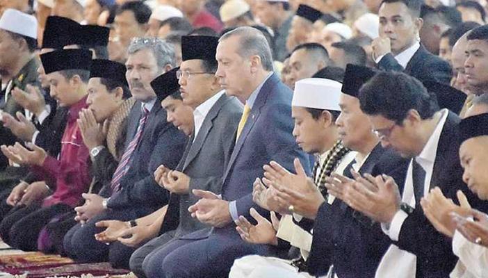 أردوغان يؤدي صلاة الجمعة في مسجد “السلطان أحمد”