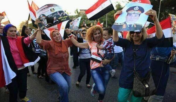 فيديو..انتشار ظاهرة الرقص بين مؤيدات السيسي