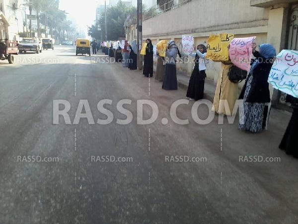 سلسلة بشرية لفتيات المحلة الكبرى رفضًا للانقلاب