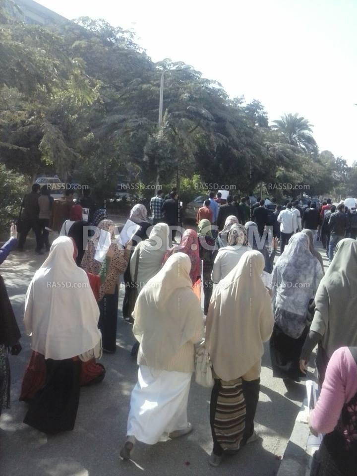 مسيرة بجامعة أسيوط تنديدًا بمقتل زميل لهم