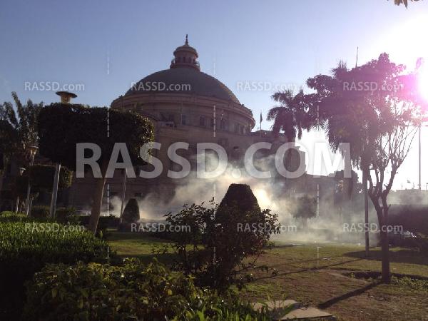 اقتحام جامعة القاهرة بالغاز والخرطوش ومحاصرة الطلاب داخلها