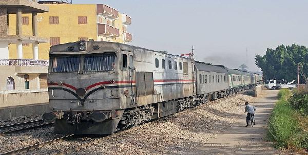 انقلاب جرار قطار بالسويس إثر انفجار قنبلة