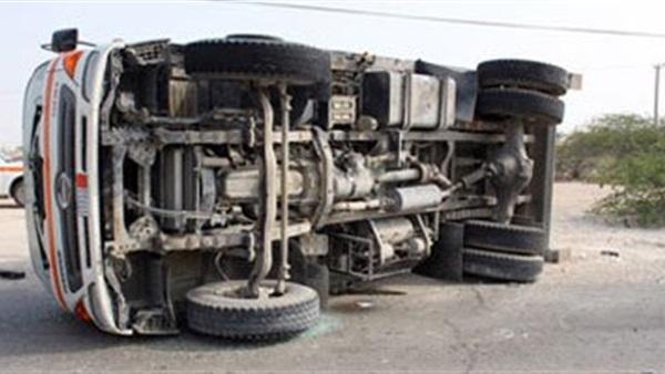 بالأسماء.. مصرع 5 وإصابة 16 في حادث انقلاب “ميكروباص” بالوادي الجديد