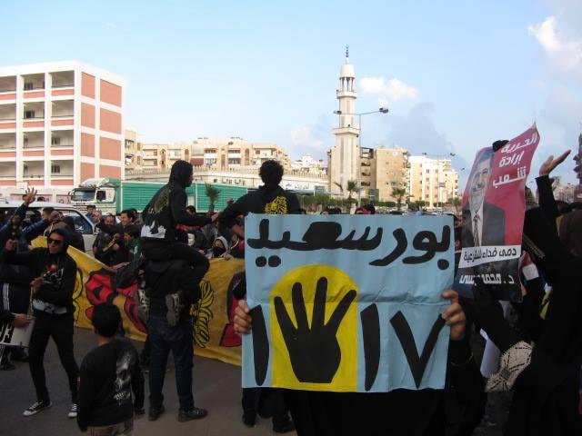 مسيرة حاشدة ببورسعيد تكمل سيرها رغم اعتداء البلطجية