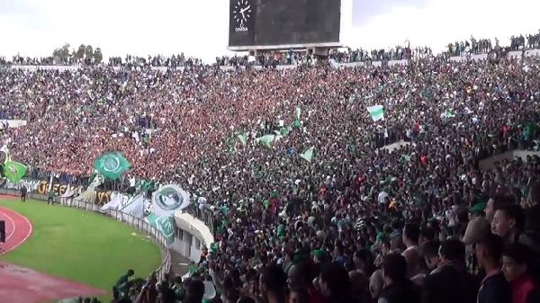 بالفيديو | جماهير الرجاء المغربي تشعل الملعب دفاعًا عن الرسولﷺ