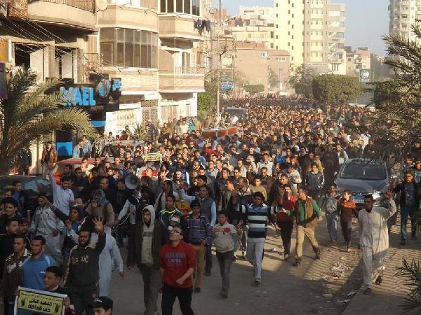 عشرات الآلاف يشيعون”إسلام عبد الحكيم” بالفيوم