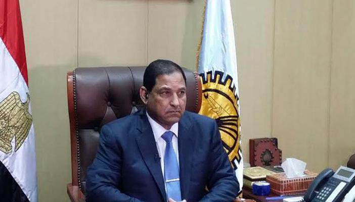 محتجون يعترضون سيارة محافظ الغربية لعدم تسليمهم شقق الإسكان