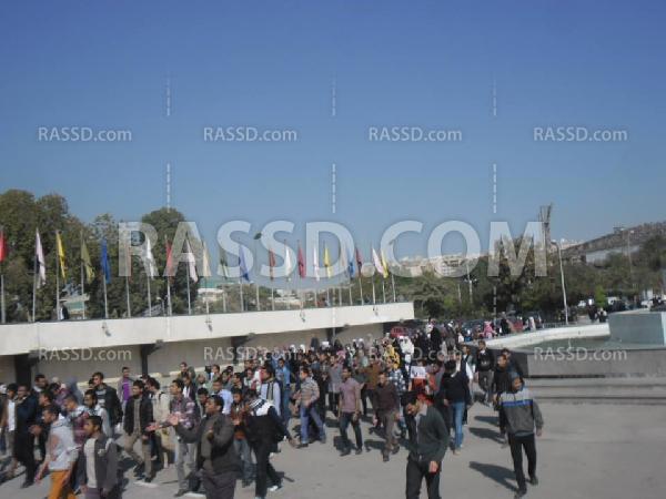 وقفة للطلاب أمام المبنى الإداري بجامعة أسيوط تنديدا بفصل زملائهم