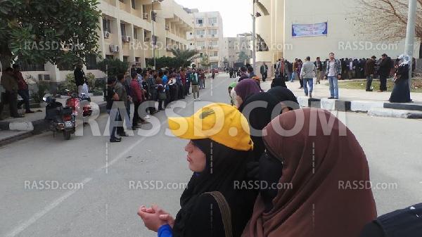 طلاب جامعة الفيوم ينظمون سلسلة بشرية تنديدا بمقتل زميلهم