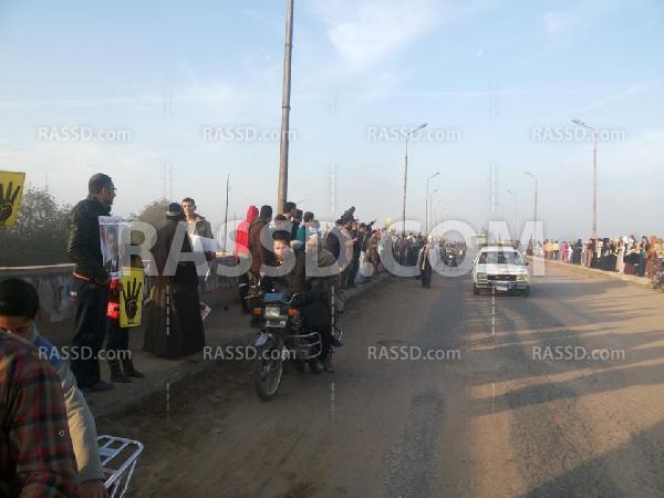 سلسلة بشرية بفاقوس تندديدا بجرائم الإنقلاب