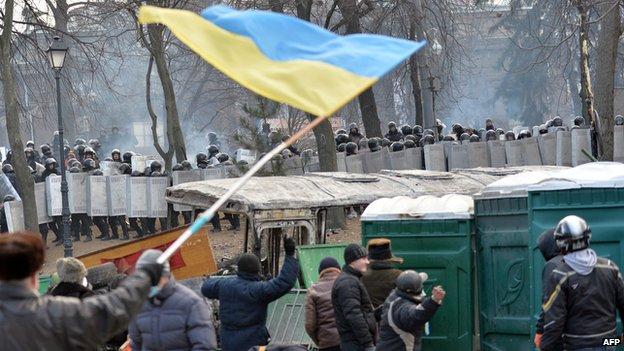 استمرار المواجهات بين الشرطة والمحتجين بأوكرانيا