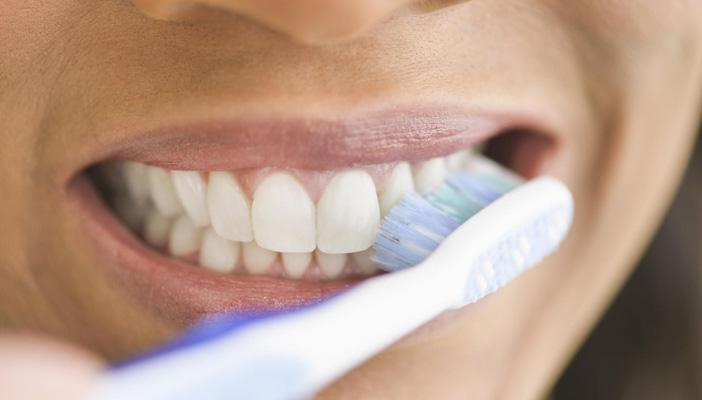 وصفات طبيعية للتخلص من اصفرار الأسنان