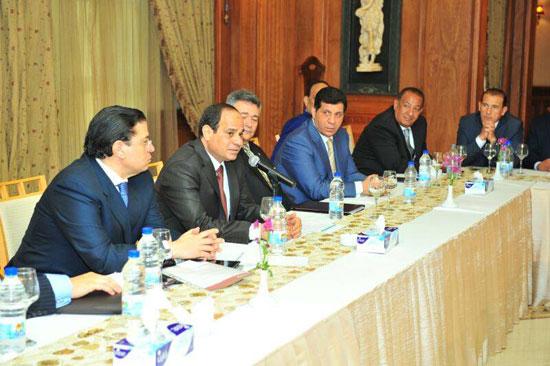 بعد هروبهم من ساحة الولاء.. السيسي ينقلب على رجال الأعمال