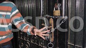 مجهولون يغلقون مكتب بريد المعادي ويوقفون المترو