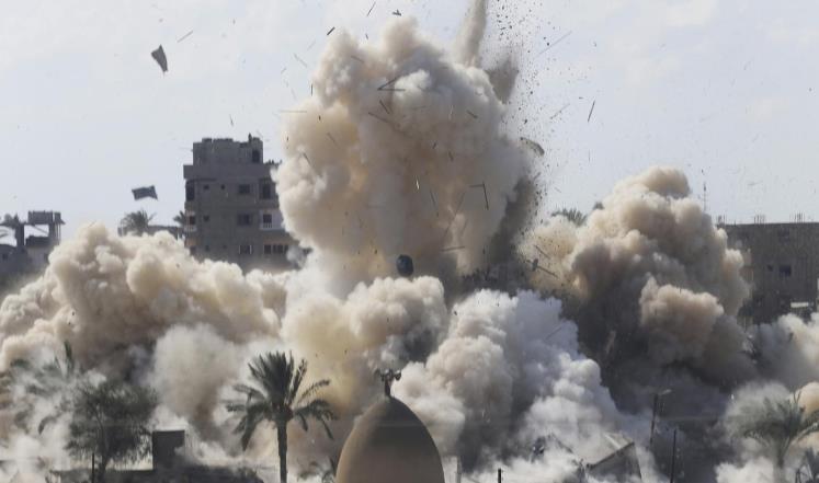 مقتل طفل وإصابة شقيقته في قصف جوي للجيش المصري على”رفح”